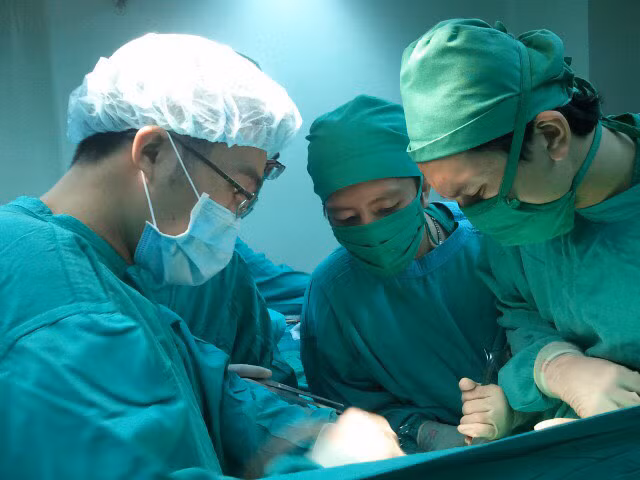 Các BS đang phẫu thuật cho bệnh nhân Hoàng.