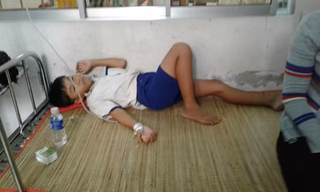 Các em học sinh bị ngô độc đang được chăm sóc tại Bệnh viện huyện Trần Văn Thời (Cà Mau).
