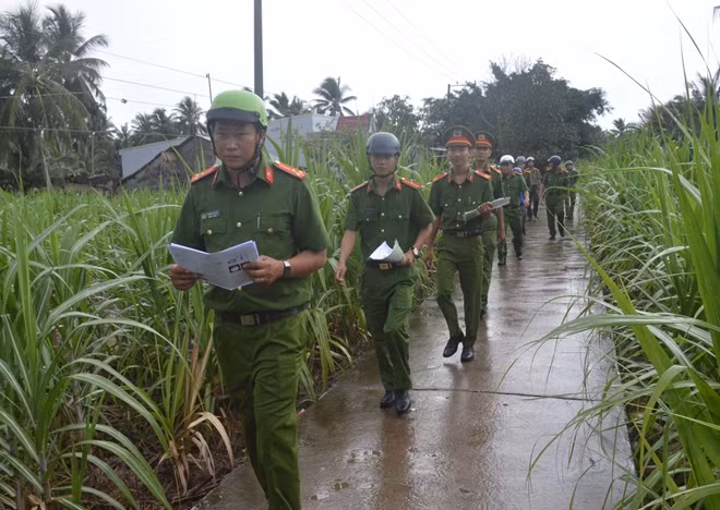 Trên đường vào ấp.