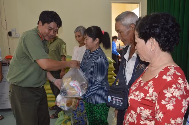 Tuổi trẻ Công an Sóc Trăng, tặng quà cho gia đình khó khăn xã Thạnh Thới Thuận, huyện Trần Đề.