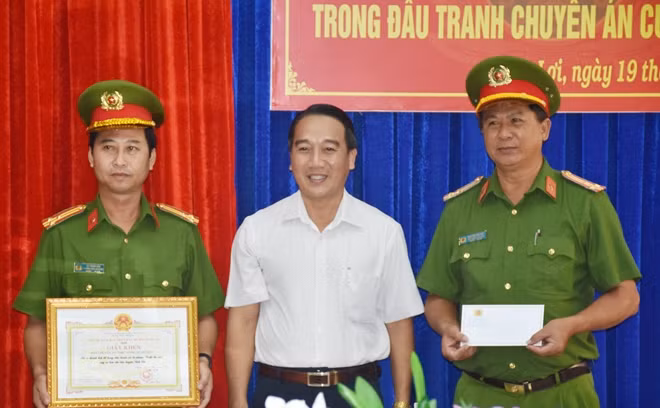 Chủ tịch UBND huyện Vĩnh Lợi khen thưởng tập thể Ban Chuyên án.