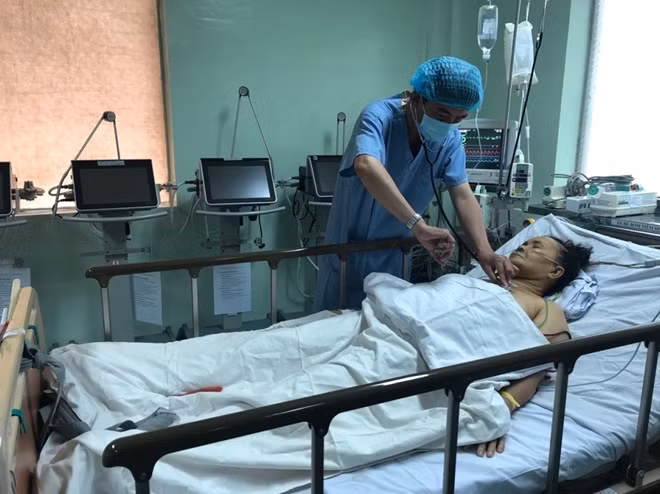 Ths.BS Lâm Việt Triều, thăm khám cho bệnh nhân sau khi phẫu thuật tim thành công vào tối 7-5.