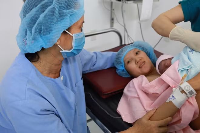 Người mẹ hạnh phúc khi thấy con chào đời khỏe mạnh.
