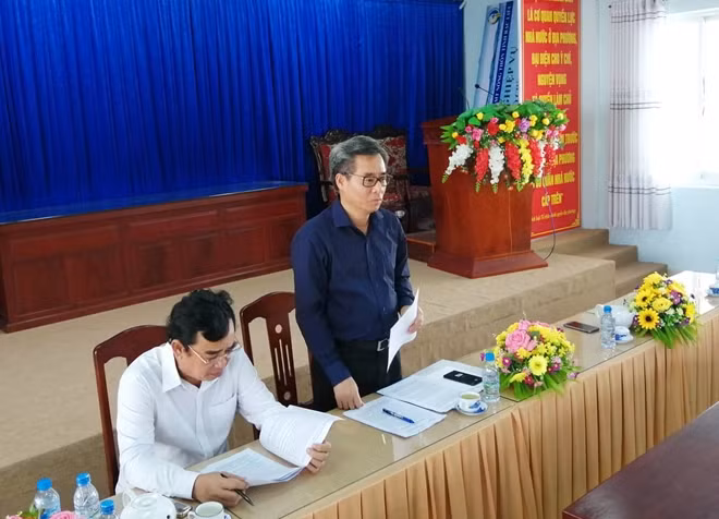 Ông Nguyễn Quang Dương (bên phải), Bí thư Tỉnh ủy Bạc Liêu, phát biểu chỉ đạo buổi làm việc.