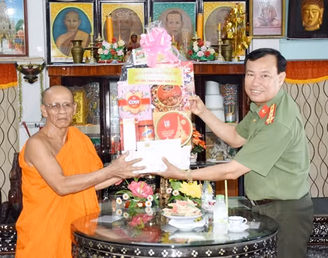 Công an Bạc Liêu tặng quà đồng bào Khmer nhân Tết cổ truyền Chol Chnăm Thmây ảnh 4