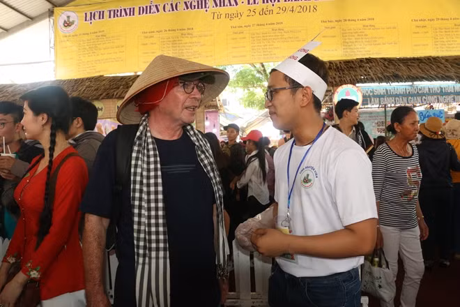 Đông đảo du khách trong và ngoài nước đến tham quan, thưởng thức bánh dân gian tại lễ hội bánh dân gian Nam Bộ năm 2018.
