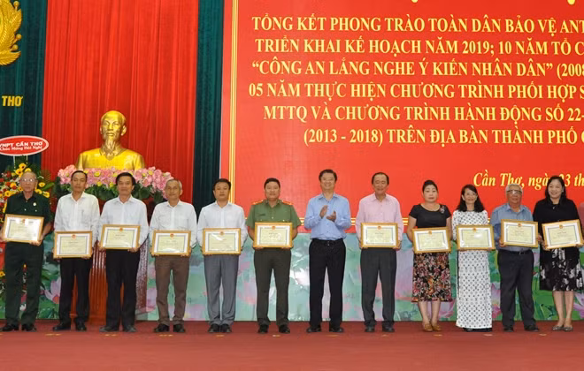 Ông Trương Quang Hoài Nam, Phó Chủ tịch UBND TP Cần Thơ, tặng Bằng khen của UBND thành phố cho Văn phòng thường trú Báo CAND tại ĐBSCL và các tập thể tiêu biểu