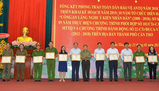 Thừa ủy quyền của Bộ Công an, Đại tá Nguyễn Văn Thuận - Giám đốc Công an TP Cần Thơ, trao Bằng khen của Bộ Công an, tặng 12 tập thể tiêu biểu.