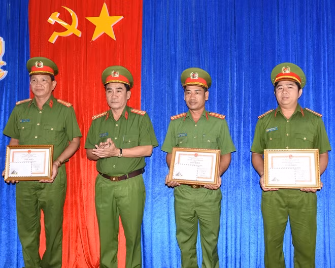 Đại tá Đỗ Chí Công, Phó Giám đốc Công an tỉnh Cà Mau, tặng Giấy khen cho các cá nhân xuất sắc