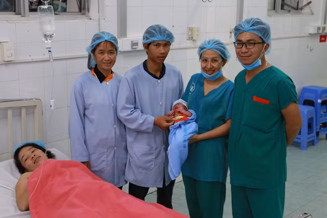 "Thiên thần bé nhỏ" chào đời vào thời khắc giao thừa thiêng liêng.