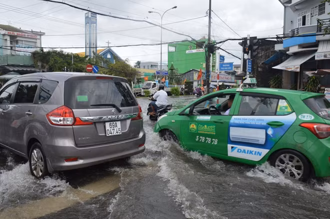Do ảnh hưởng của hoàn lưu bão số 1, trên địa bàn tỉnh Cà Mau có mưa lớn, khiến nhiều tuyến đường trong nội ô TP Cà Mau ngập nặng.