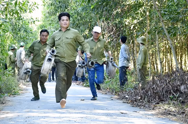Diễn tập phòng chống cháy rừng mùa khô năm 2019 ở Cà Mau (ảnh Thanh Minh)