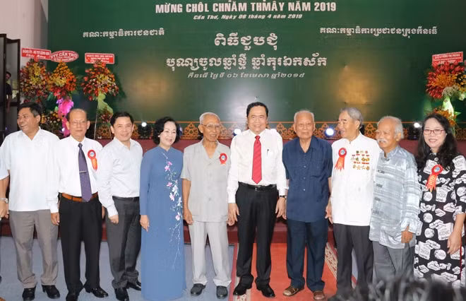 Các đại biểu chụp hình lưu niệm tại buổi họp mặt.