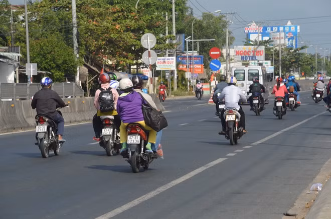 Nhiều người dùng xe máy làm phương tiện lưu thông trong những ngày Tết.