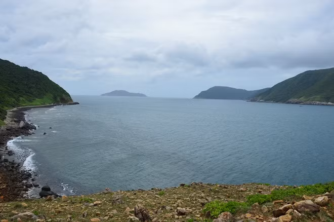 Côn Đảo là điểm du lịch nổi tiếng, thu hút rất đông du khách trong và ngoài nước đến tham quan.