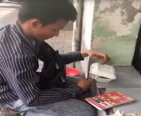 Hình ảnh Thuận Em đánh rơi mất vé số, nhưng cộng đồng mạng lại cho rằng bị cướp mất (ảnh cắt từ clip).