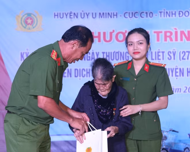 Ban Giám thị Trại giam Cái Tàu, tặng quà Mẹ Việt Nam Anh hùng Trương Thị Thắm (ngụ huyện Trần Văn Thời, Cà Mau).