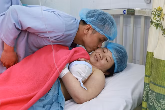 Anh T. dành cho vợ nụ hôn hạnh phúc sau khi chị N. "vượt cạn" thành công trong giây phút đầu năm mới 2019.