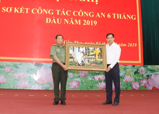 Đồng chí Lê Quang Mạnh tặng quà lưu niệm cho Công an thành phố