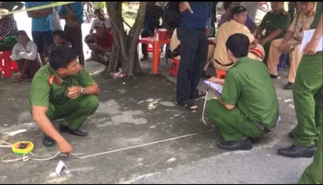 Công an tỉnh Bạc Liêu đang khám nghiệm hiện trường vụ việc.