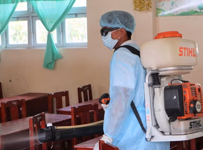 Cơ quan chức năng phun thuốc khử trùng Trường Tiểu học Nguyễn Văn Huyên.