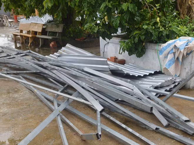 Lốc xoáy gây thiệt hạo nặng nề khu giảng đường chùa Linh Ứng (Bạc Liêu).