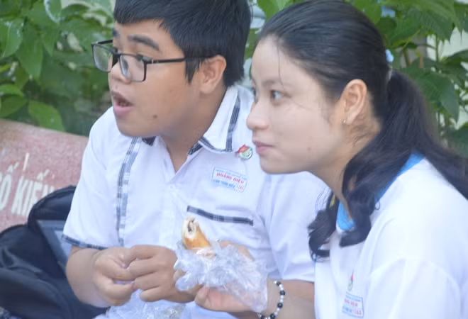 Thí sinh tranh thủ ăn sáng trước khi vào thi.
