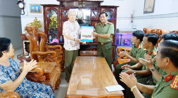 Đại tá Trần Phong, Phó Giám đốc Công an tỉnh Bạc Liêu thăm hỏi và tặng quà Đại tá Châu Trọng Nam, nguyên Giám đốc Công an tỉnh Bạc Liêu.