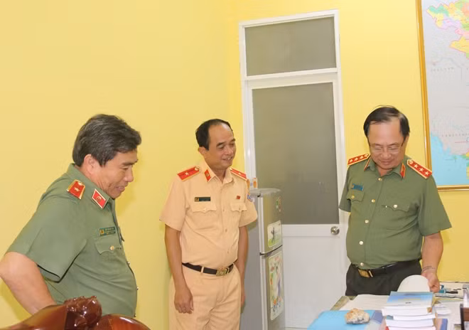 Thứ trưởng Nguyễn Văn Thành kiểm tra nơi làm việc, nơi ở của CBCS Thủy đoàn II.