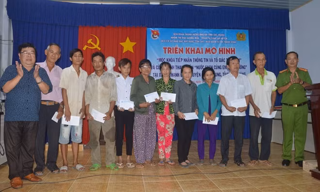 Tặng quà gia đình chính sách, hộ nghèo của địa phương.