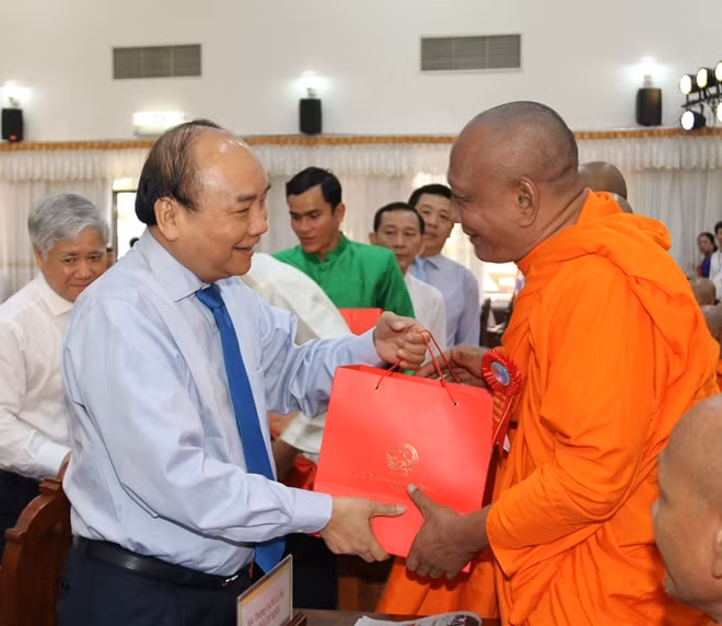 Thủ tướng Nguyễn Xuân Phúc tặng quà các vị Hòa thượng, Thượng tọa người Khmer tiêu biểu.
