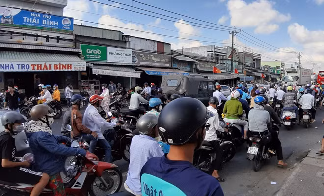 Đoạn đường trước cửa bến xe Cà Mau bị ùn ứ nghiêm trọng.
