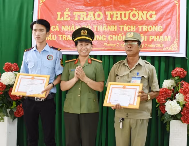Đại diện Phòng Xây dựng phong trào bảo vệ ANTQ Công an tỉnh Bạc Liêu, trao Giấy khen của Giám đốc Công an tỉnh, tặng 2 quần chúng xuất sắc.