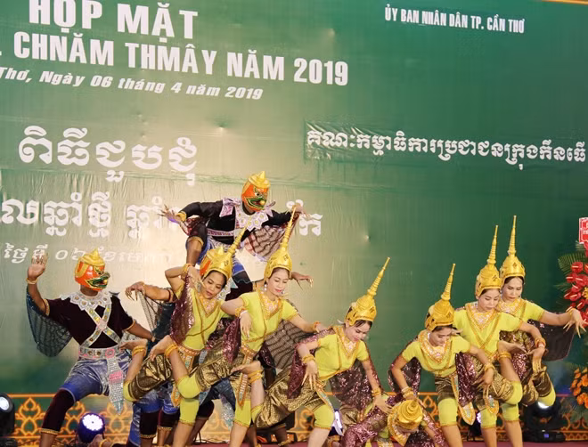 Một số tiết mục văn nghệ đậm đà bản sắc dân tộc Khmer được trình diễn tại buổi họp mặt.