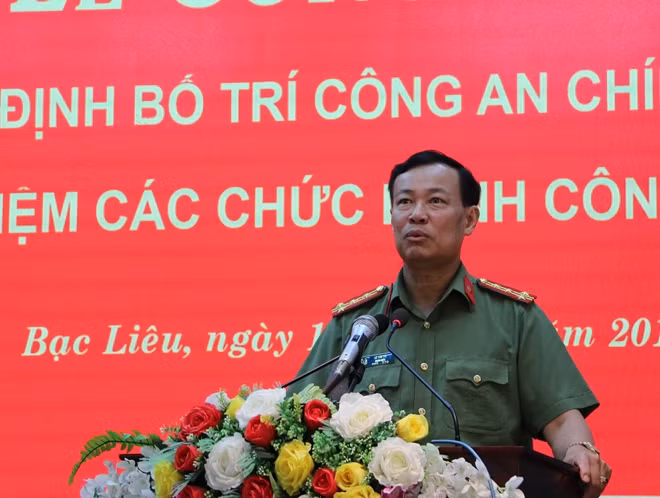 Đại tá Lê Tấn Tới, Giám đốc Công an tỉnh Bạc Liêu tiếp thu chỉ đạo của đồng chí Thứ trưởng.