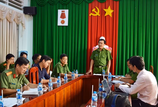 Thượng tá Hồ Việt Triều, cung cấp thông tin cho báo chí.