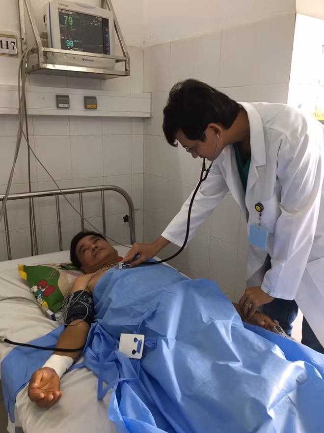 Các BS đang khám cho bệnh nhân người Singapore
