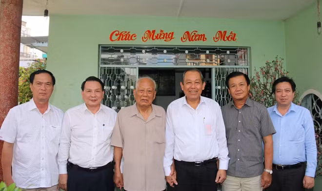 Phó Thủ tướng Thường trực Trương Hòa Bình, cùng đoàn công tác đến thăm và chúc sức khỏe đồng chí Lê Phước Thọ.
