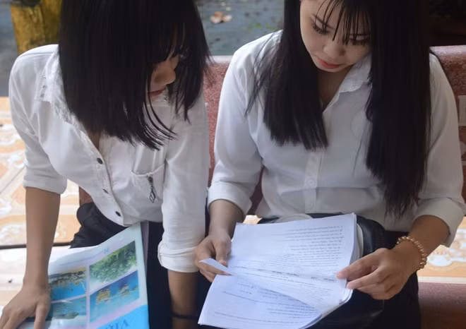 Tranh thủ ôn lại bài trước khi thi.