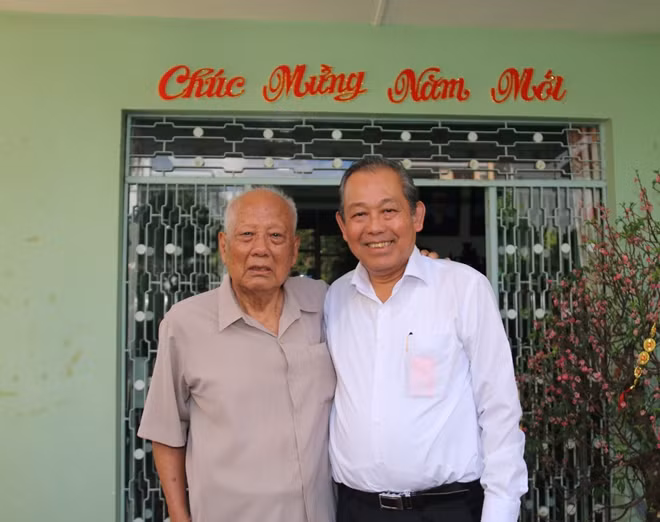 Phó Thủ tướng Thường trực Trương Hòa Bình, đến thăm và chúc sức khỏe đồng chí Lê Phước Thọ.