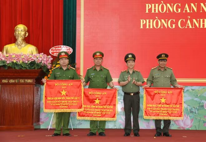Thứ trưởng Nguyễn Văn Sơn, tặng Cờ thi đua của Bộ Công an cho 3 đơn vị cơ sở thuộc Công an TP Cần Thơ.
