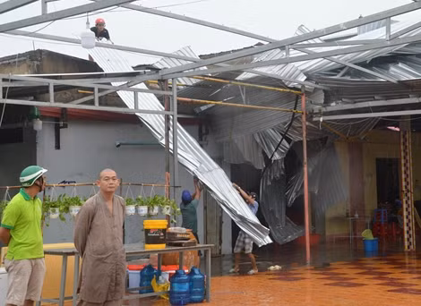 Lốc xoáy gây thiệt hại ngôi chùa ở Bạc Liêu 