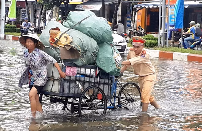 Nhiều tuyến đường nội ô TP Bạc Liêu bị ngập nặng.