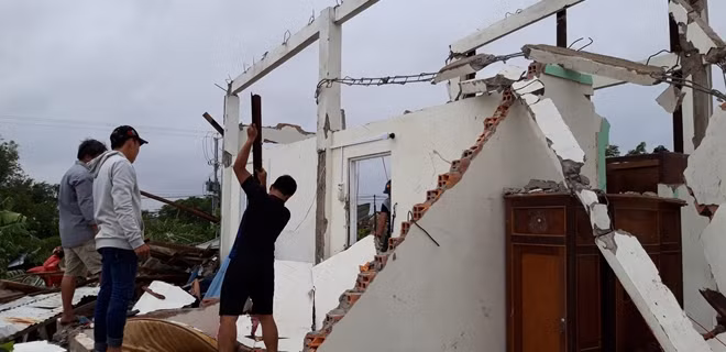 Một nhà dân ở huyện Đông Hải (Bạc Liêu), bị lốc xoáy giật sập.