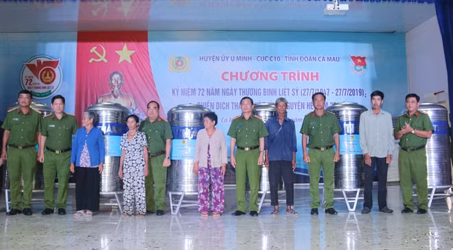 Cụm thi đua số 8, tặng bồn chứa nước cho hộ nghèo xã Khánh An, huyện U Minh.