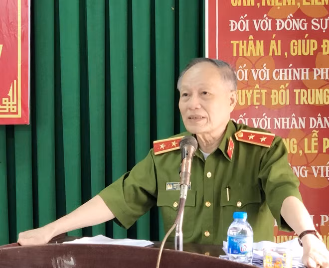 Trung tướng, Anh hùng LLVTND Nguyễn Xuân Xinh, phát biểu tại buổi trao quà.