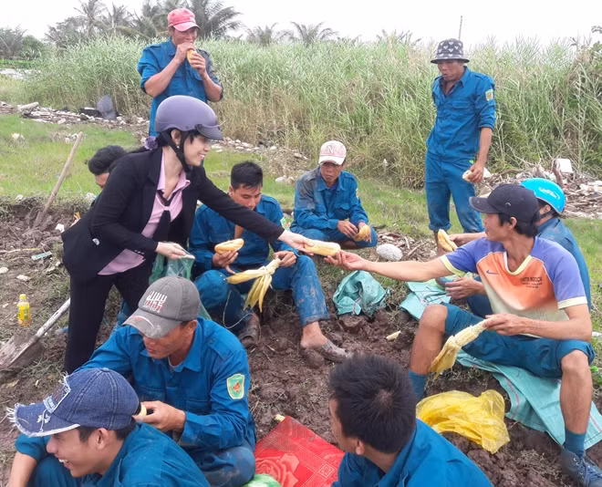 Hội LHPN huyện Trần Văn Thời, tiếp tế nước uống, thức ăn cho lực lượng bảo vệ đê.