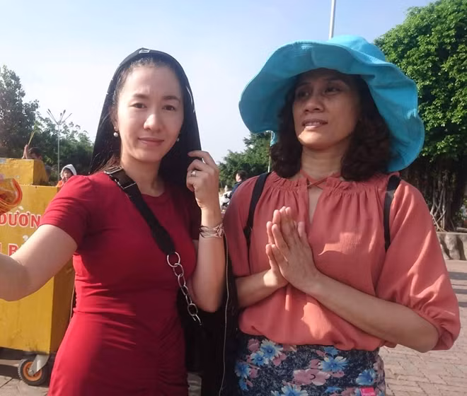 Chị Hon (bìa phải) cùng người thân đến cúng Phật tại Chùa Quán âm Phật đài, TP Bạc Liêu (ảnh CTV).