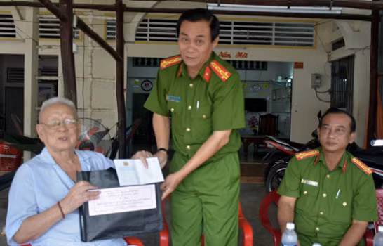 Đại tá Ngô Thành Thật, Phó Giám đốc Công an tỉnh Bạc Liêu thăm hỏi và tặng quà đồng chí Võ Văn Thuần, nguyên Phó Giám đốc Công an tỉnh Minh Hải.