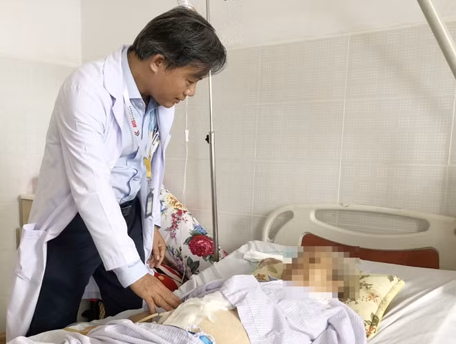 BS La Văn Phú, thăm khám cho bệnh nhân bị xương cá đâm thủng đường tiêu hóa.
